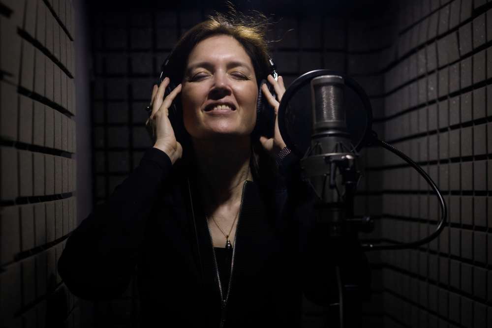 Léa Carat en train d’enregistrer en studio